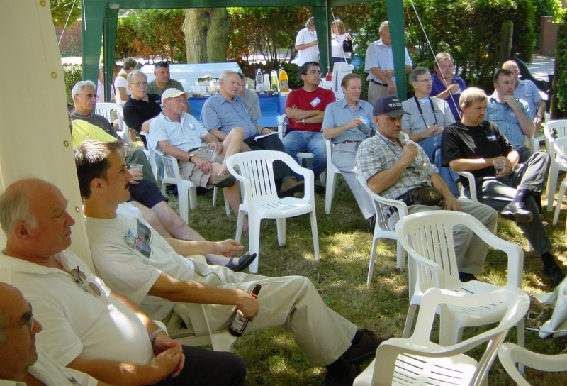 ../Images/An intensive audience with plenty of drinks in hand!.jpg